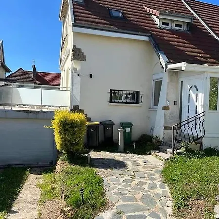 Jolie Maison De Avec Terrasse Et Jardin *